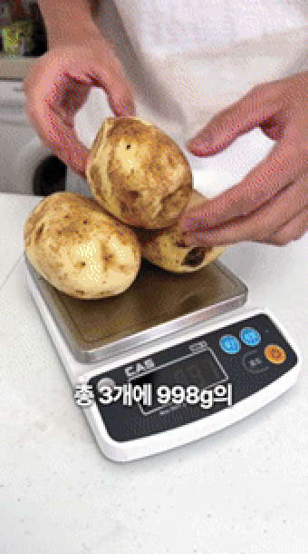 본문 이미지 - 유튜버 제로비가 포카칩에 들어가는 감자의 양을 테스트 하고 있다. 출처=유튜브 채널 '제로비'