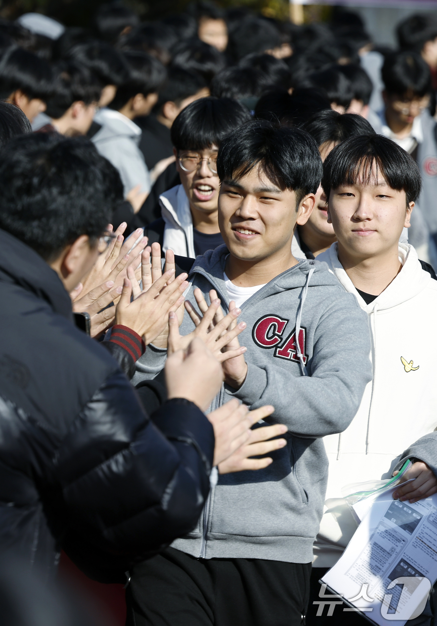 (서울=뉴스1) 박정호 기자 = 2026학년도 대학수학능력시험을 하루 앞둔 12일 오전 서울 종로구 계동 중앙고등학교에서 수험표를 받은 뒤 학교를 나서는 3학년 학생들이 1,2학년 …