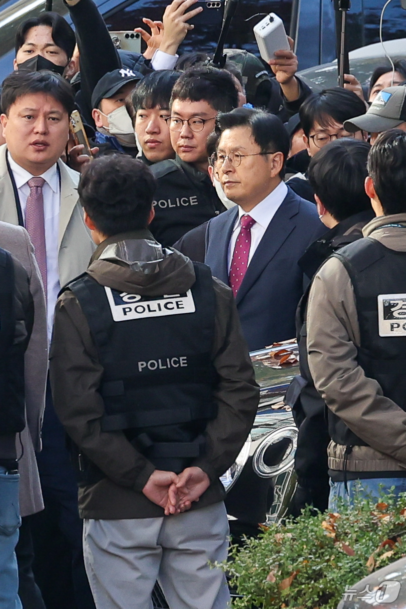 (서울=뉴스1) 안은나 기자 = 황교안 전 국무총리가 12일 오전 서울 용산구 이태원동 자택에서 내란 선전·선동 혐의 관련 내란특검팀에 의해 체포돼 이송되고 있다. 2025.11. …