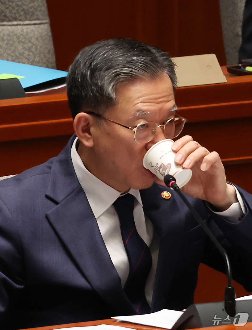 (서울=뉴스1) 장수영 기자 = 정성호 법무부 장관이 12일 서울 여의도 국회에서 열린 예산결산특별위원회 전체회의에 출석해 목을 축이고 있다. 2025.11.12/뉴스1