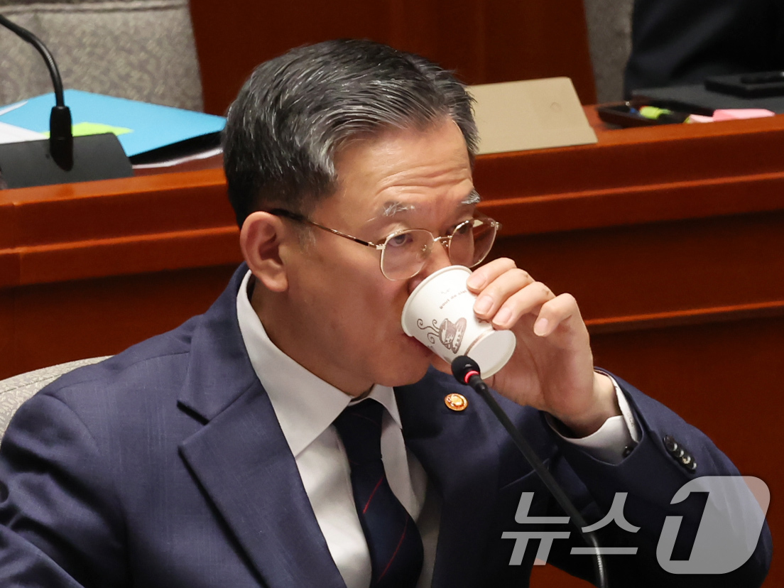 (서울=뉴스1) 장수영 기자 = 정성호 법무부 장관이 12일 서울 여의도 국회에서 열린 예산결산특별위원회 전체회의에 출석해 목을 축이고 있다. 2025.11.12/뉴스1