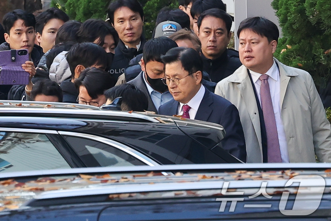 (서울=뉴스1) 안은나 기자 = 황교안 전 국무총리가 12일 오전 서울 용산구 이태원동 자택에서 내란 선전·선동 혐의 관련 내란특검팀에 의해 체포돼 이송되고 있다. 2025.11. …