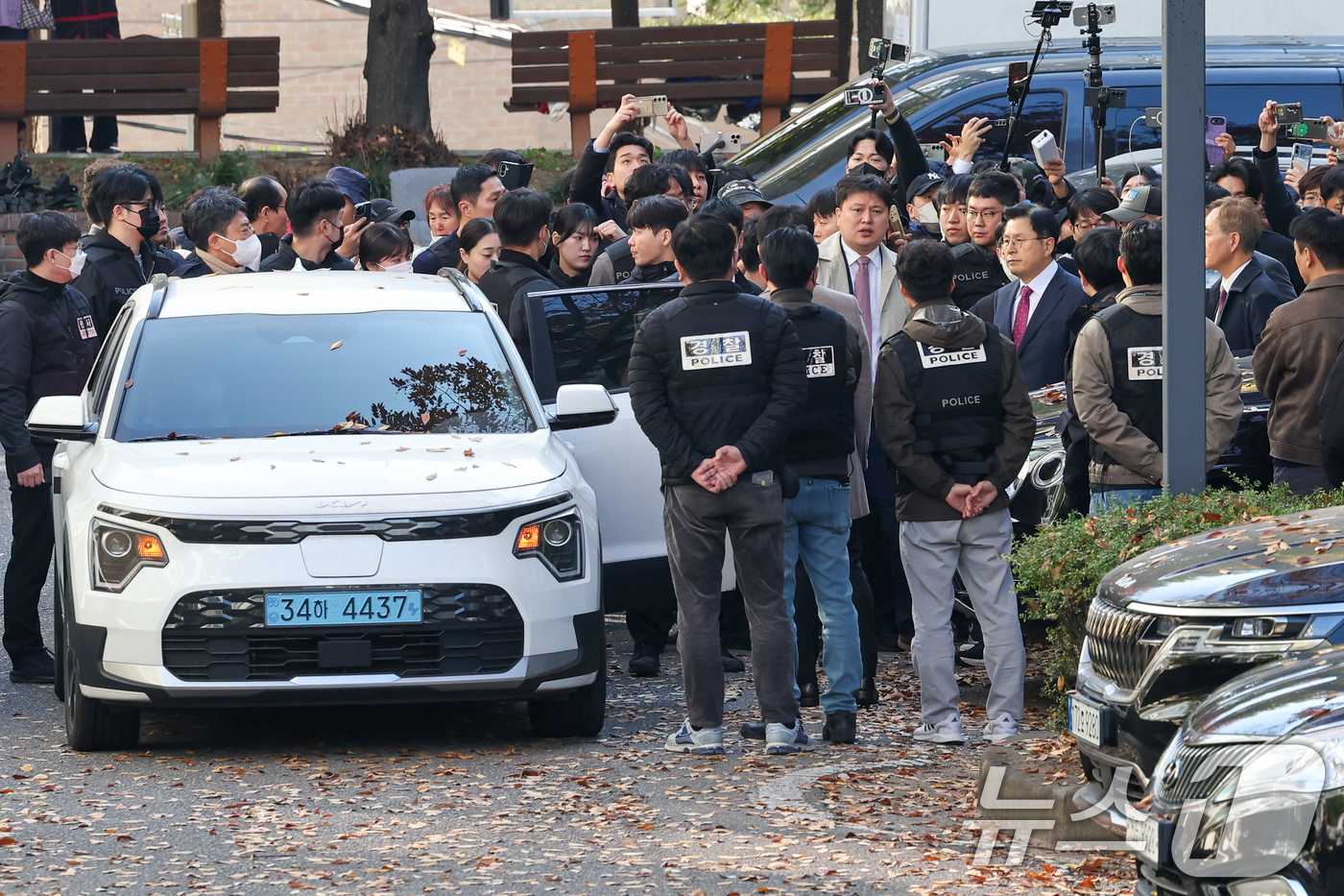 (서울=뉴스1) 안은나 기자 = 황교안 전 국무총리가 12일 오전 서울 용산구 이태원동 자택에서 내란 선전·선동 혐의 관련 내란특검팀에 의해 체포돼 이송되고 있다. 2025.11. …