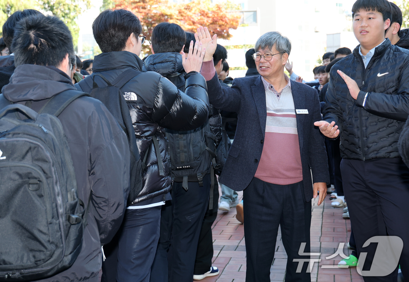 (대전=뉴스1) 김기태 기자 = 2026학년도 대학수학능력시험을 하루 앞둔 12일 대전 중구 대전고에서 교사와 1, 2학년 학생들이 수험생들을 응원하고 있다. 2025.11.12/ …