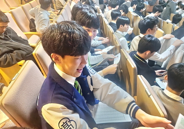 '수능 D-1' 수험표 쥔 수험생들 "긴장되지만 3년간 노력 빛 발할 것"