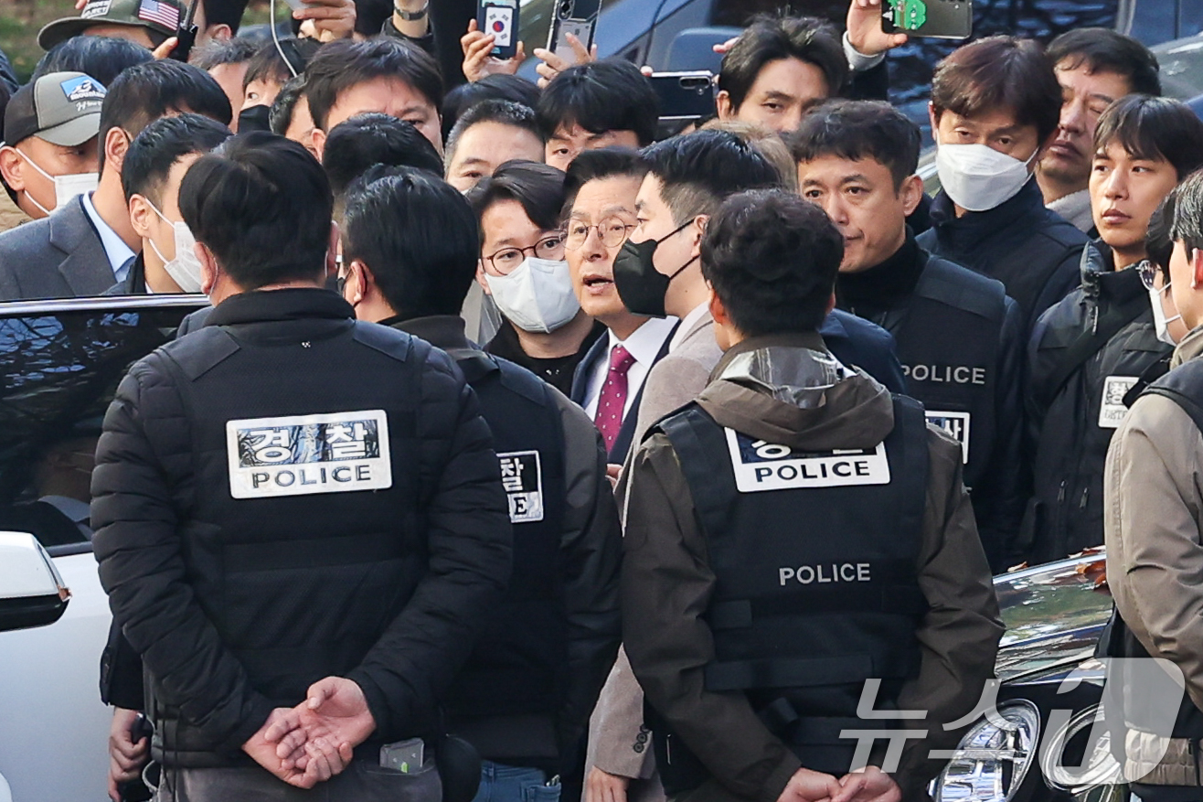 (서울=뉴스1) 안은나 기자 = 황교안 전 국무총리가 12일 오전 서울 용산구 이태원동 자택에서 내란 선전·선동 혐의 관련 내란특검팀에 의해 체포, 이송되고 있다. 2025.11. …