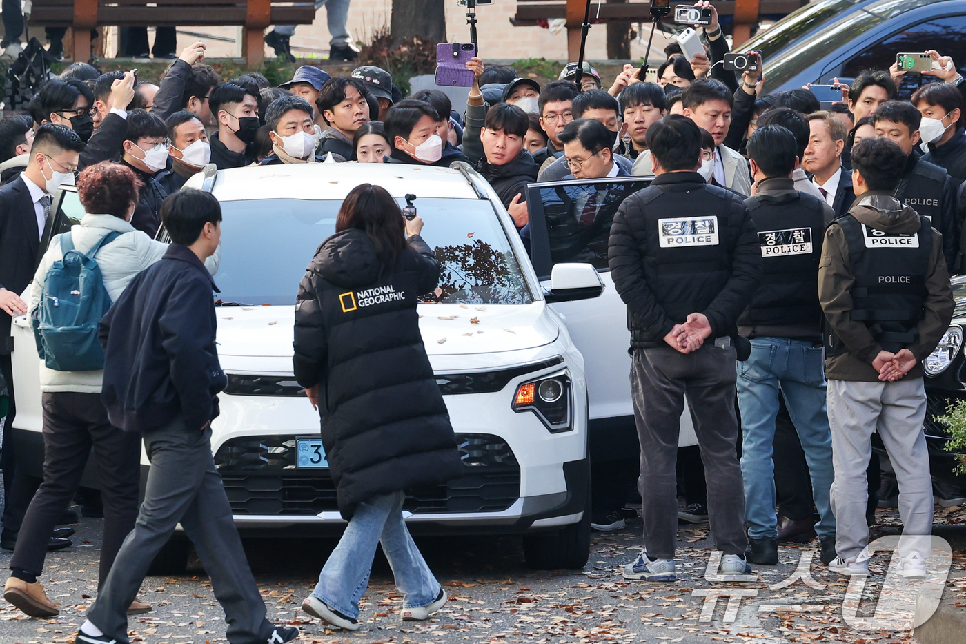 (서울=뉴스1) 안은나 기자 = 황교안 전 국무총리가 12일 오전 서울 용산구 이태원동 자택에서 내란 선전·선동 혐의 관련 내란특검팀에 의해 체포, 이송되고 있다. 2025.11. …