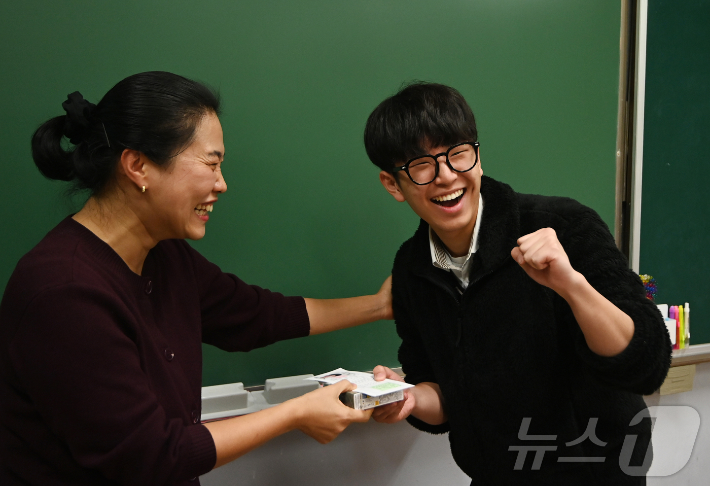 (서울=뉴스1) 박정호 기자 = 2026학년도 대학수학능력시험을 하루 앞둔 12일 오전 서울 종로구 중앙고등학교에서 담임 선생님이 고3 수험생들에게 수험표를 배부하고 있다. (공동 …