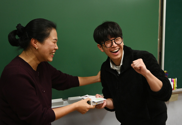 수능 D-1, 수험표 받는 수험생