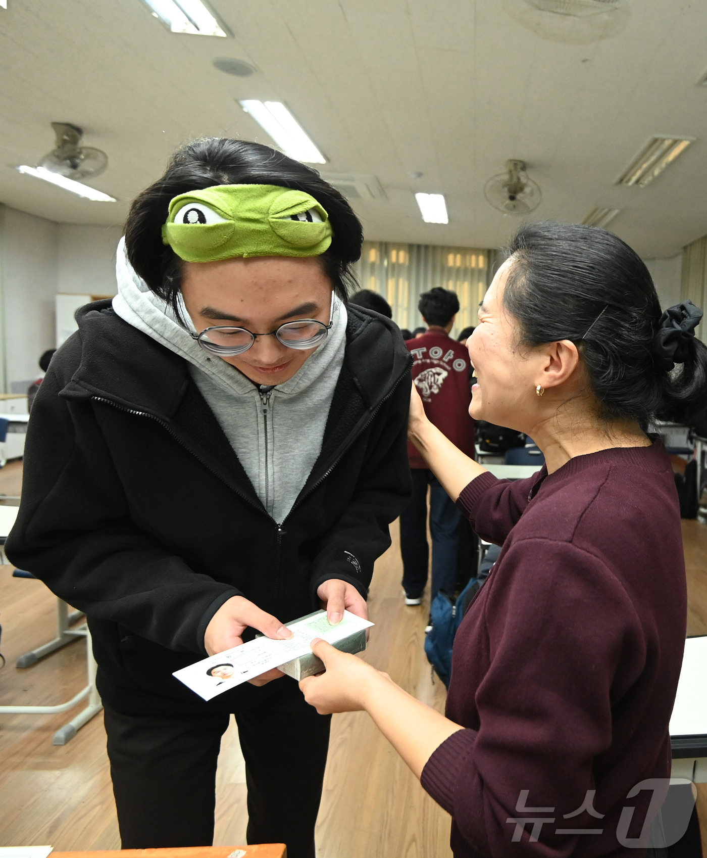 (서울=뉴스1) 박정호 기자 = 2026학년도 대학수학능력시험을 하루 앞둔 12일 오전 서울 종로구 중앙고등학교에서 담임 선생님이 고3 수험생들에게 수험표를 배부하고 있다. (공동 …