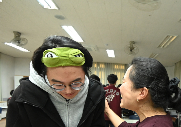 수능 D-1. 수험생 격려하는 담임 선생님