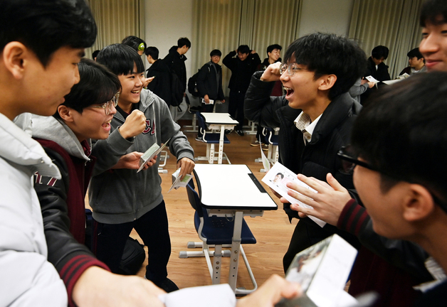 수능 화이팅 외치는 수험생들