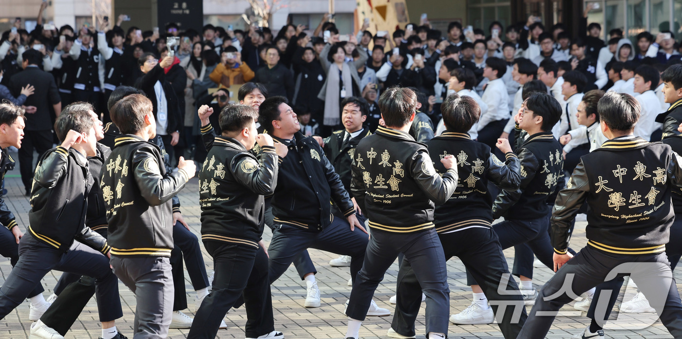 뉴스1 사진: 중동고 교정 응원 함성