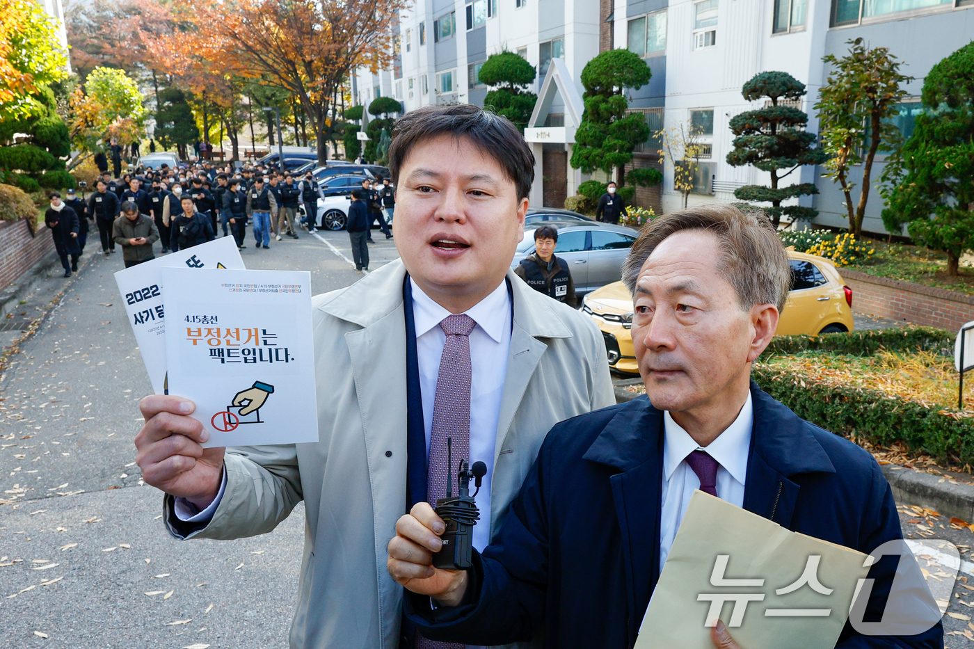 (서울=뉴스1) 안은나 기자 = 내란 특검팀이 황교안 전 국무총리를 내란 선전·선동 혐의로 체포한 12일 서울 용산구 황 전 총리 자택 앞에서 박주현 변호사가 부정선거 관련 팜플렛 …