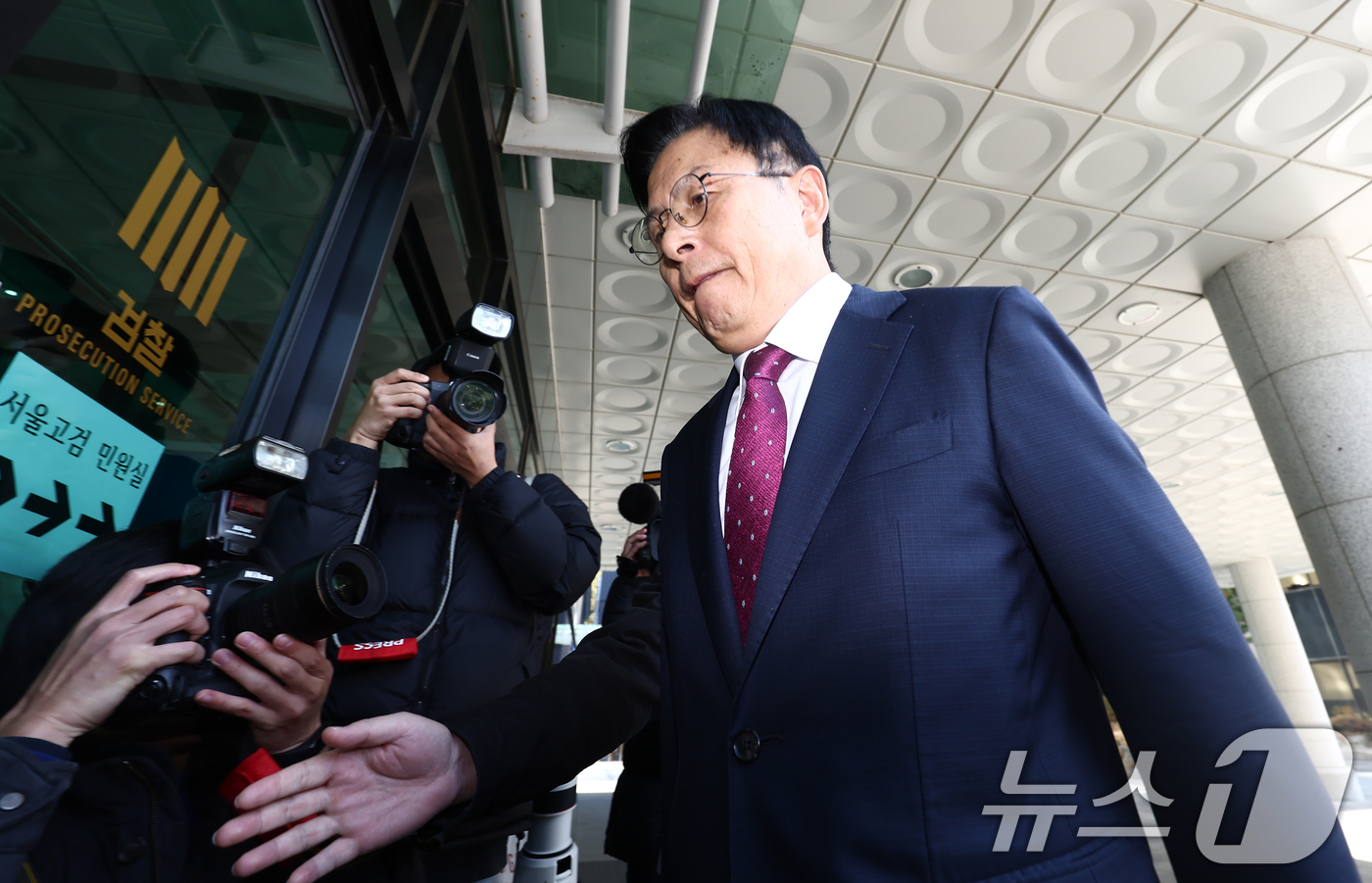 (서울=뉴스1) 김민지 기자 = 내란 선전·선동 혐의 관련 내란특검팀에 의해 체포된 황교안 전 국무총리가 12일 오전 서울 서초구 내란 특검 사무실이 마련된 서울고등검찰청으로 들어 …