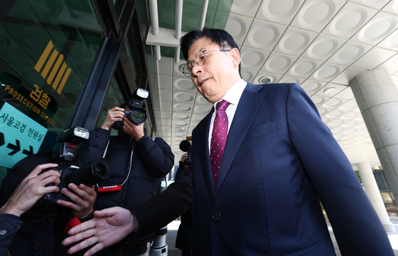 굳은 표정의 황교안 전 총리