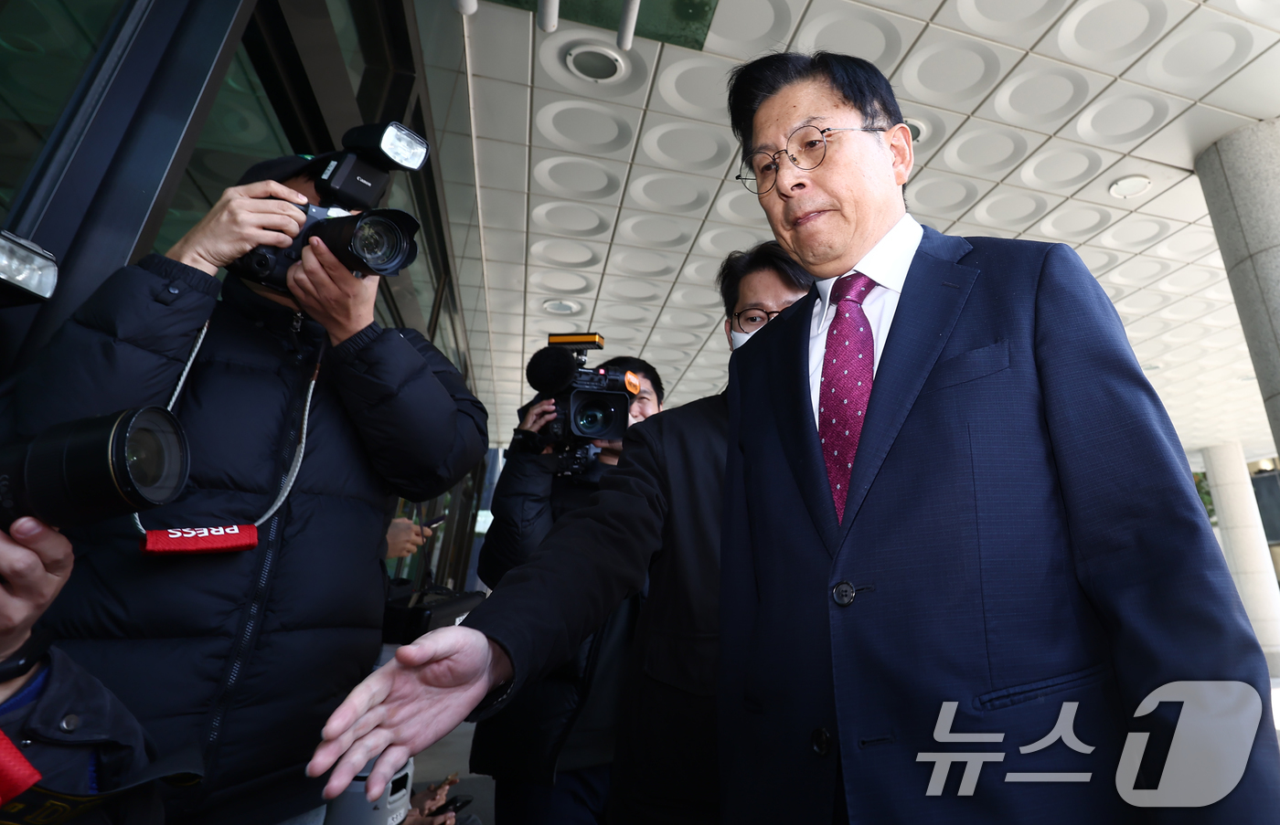 (서울=뉴스1) 김민지 기자 = 내란 선전·선동 혐의 관련 내란특검팀에 의해 체포된 황교안 전 국무총리가 12일 오전 서울 서초구 내란 특검 사무실이 마련된 서울고등검찰청으로 들어 …