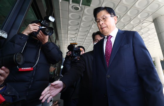 굳은 표정의 황교안 전 총리