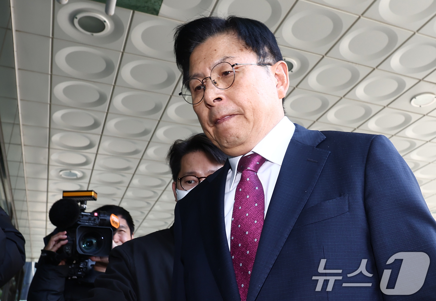 (서울=뉴스1) 김민지 기자 = 내란 선전·선동 혐의 관련 내란특검팀에 의해 체포된 황교안 전 국무총리가 12일 오전 서울 서초구 내란 특검 사무실이 마련된 서울고등검찰청으로 들어 …