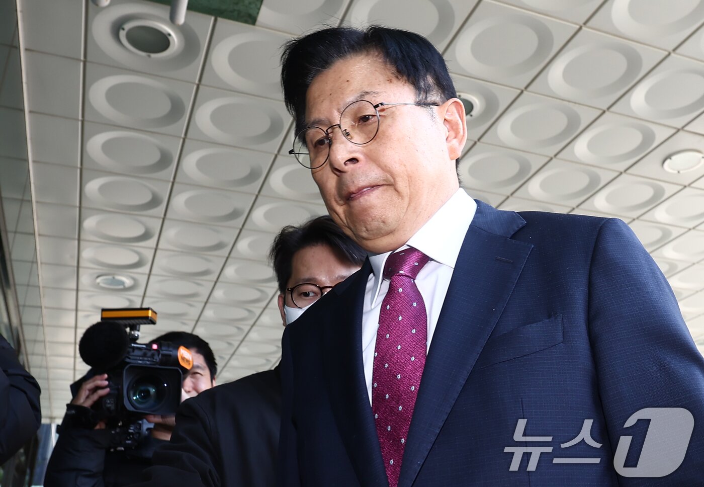 본문 이미지 - 내란 선전·선동 혐의 관련 내란특검팀에 의해 체포된 황교안 전 국무총리가 12일 오전 서울 서초구 내란 특검 사무실이 마련된 서울고등검찰청으로 들어서고 있다./뉴스1 ⓒ News1 김민지 기자