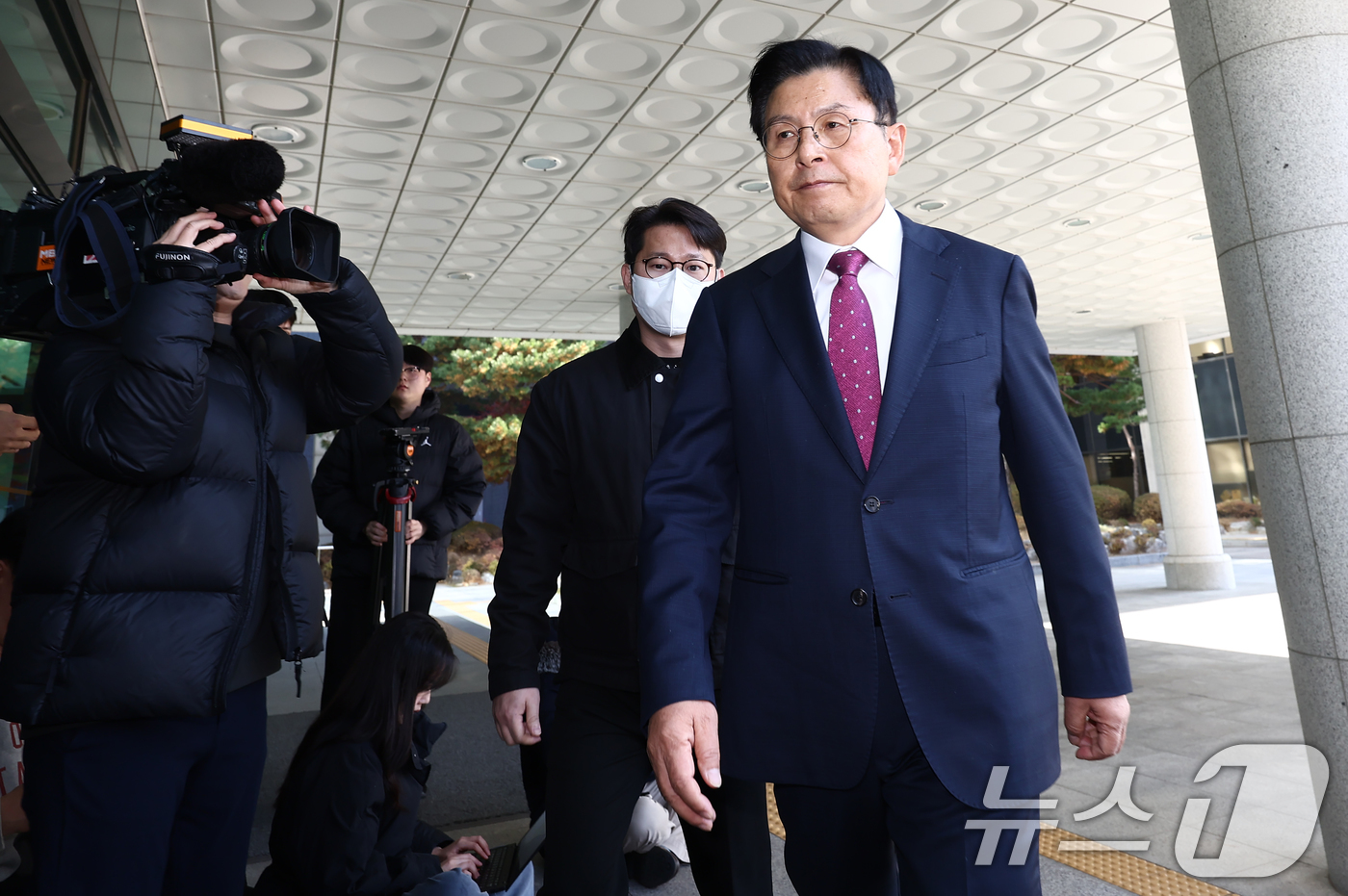 (서울=뉴스1) 김민지 기자 = 내란 선전·선동 혐의 관련 내란특검팀에 의해 체포된 황교안 전 국무총리가 12일 오전 서울 서초구 내란 특검 사무실이 마련된 서울고등검찰청으로 들어 …