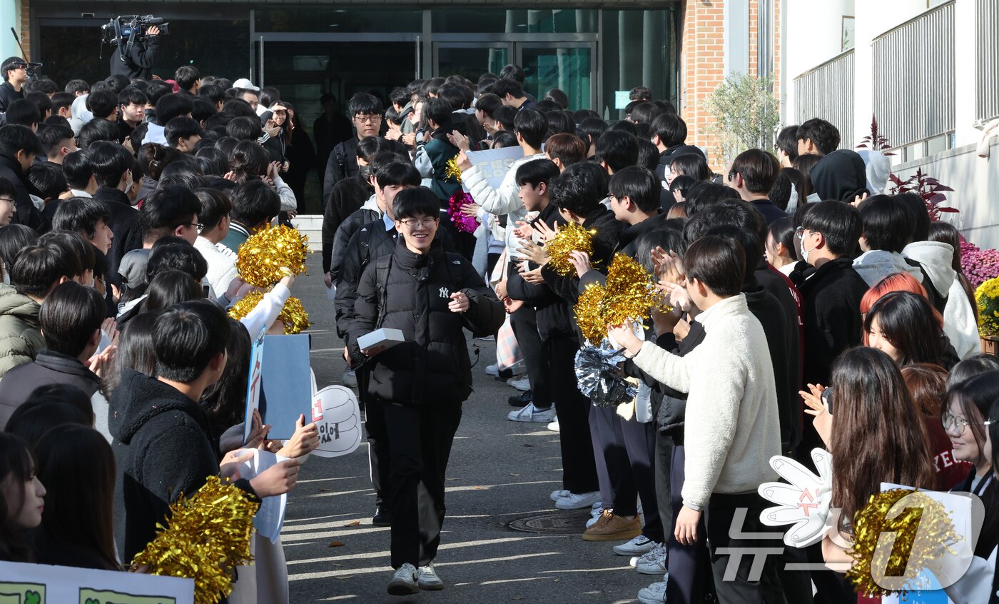 본문 이미지 - 2026학년도 대학수학능력시험을 하루 앞둔 12일 서울 은평구 은평고등학교에서 열린 2026학년도 대학수학능력시험 수험표 배부 및 장행식에서 고3 수험생들이 후배들의 응원을 받으며 하교하고 있다. 2025.11.12/뉴스1 ⓒ News1 이호윤 기자