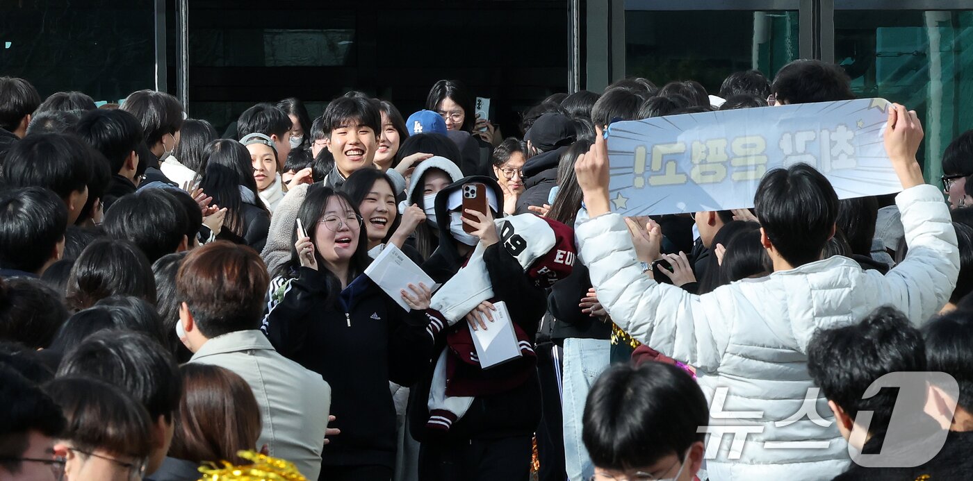 본문 이미지 - 2026학년도 대학수학능력시험을 하루 앞둔 12일 서울 은평구 은평고등학교에서 열린 2026학년도 대학수학능력시험 수험표 배부 및 장행식에서 고3 수험생들이 후배들의 응원을 받으며 하교하고 있다. 2025.11.12/뉴스1 ⓒ News1 이호윤 기자