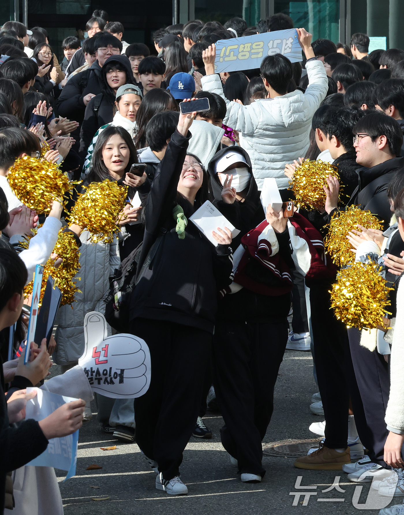 (서울=뉴스1) 이호윤 기자 = 2026학년도 대학수학능력시험을 하루 앞둔 12일 서울 은평구 은평고등학교에서 열린 2026학년도 대학수학능력시험 수험표 배부 및 장행식에서 고3 …