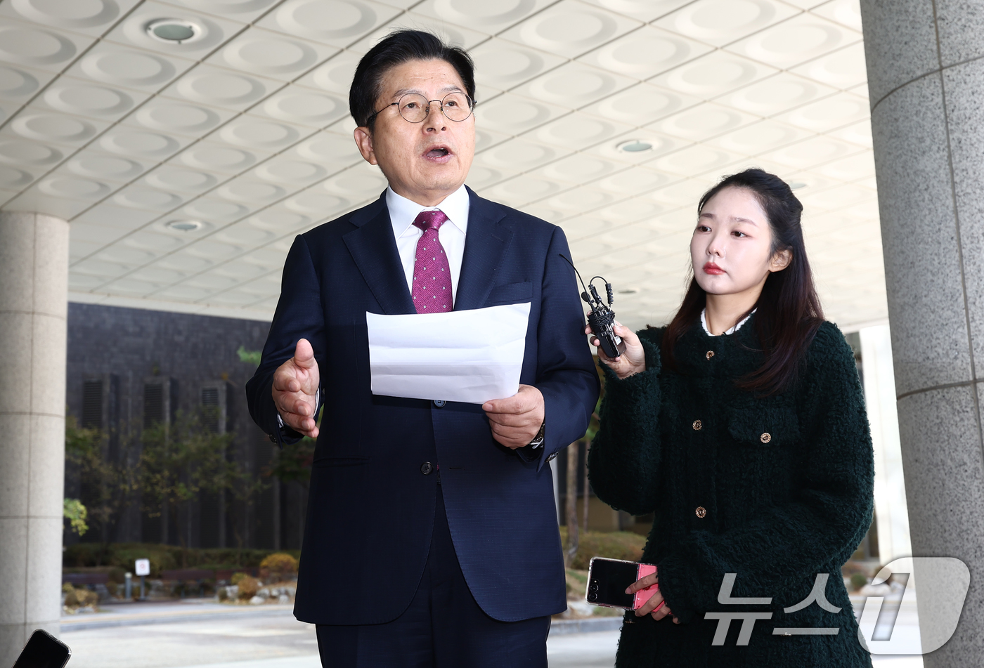 (서울=뉴스1) 김민지 기자 = 내란 선전·선동 혐의 관련 내란특검팀에 의해 체포된 황교안 전 국무총리가 12일 오전 서울 서초구 내란 특검 사무실이 마련된 서울고등검찰청에 도착해 …