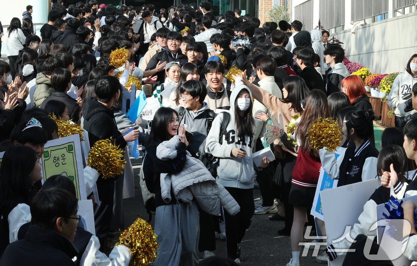 본문 이미지 - 2026학년도 대학수학능력시험을 하루 앞둔 12일 서울 은평구 은평고등학교에서 열린 2026학년도 대학수학능력시험 수험표 배부 및 장행식에서 고3 수험생들이 후배들의 응원을 받으며 하교하고 있다. 2025.11.12/뉴스1 ⓒ News1 이호윤 기자
