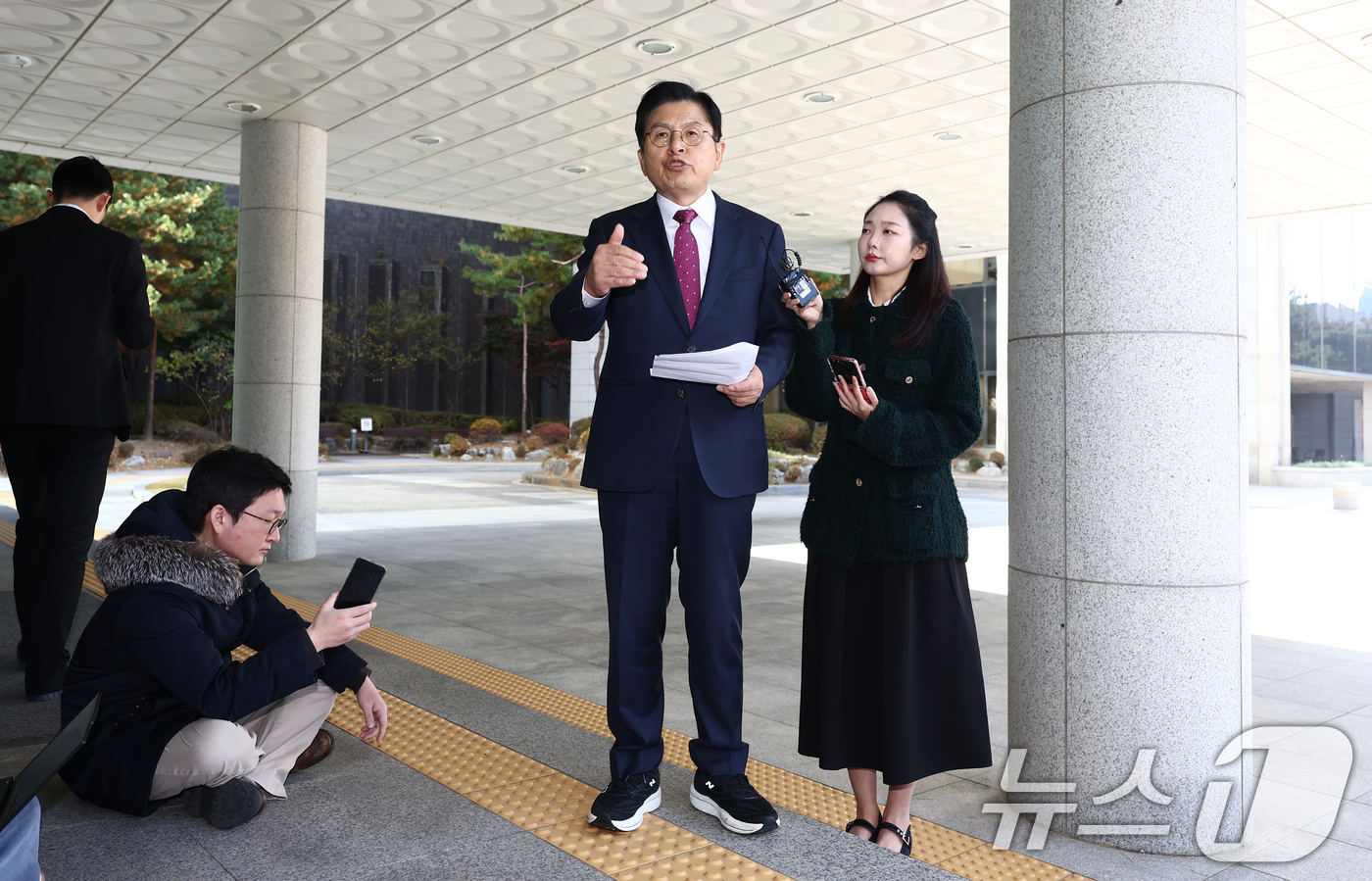 (서울=뉴스1) 김민지 기자 = 내란 선전·선동 혐의 관련 내란특검팀에 의해 체포된 황교안 전 국무총리가 12일 오전 서울 서초구 내란 특검 사무실이 마련된 서울고등검찰청에 도착해 …