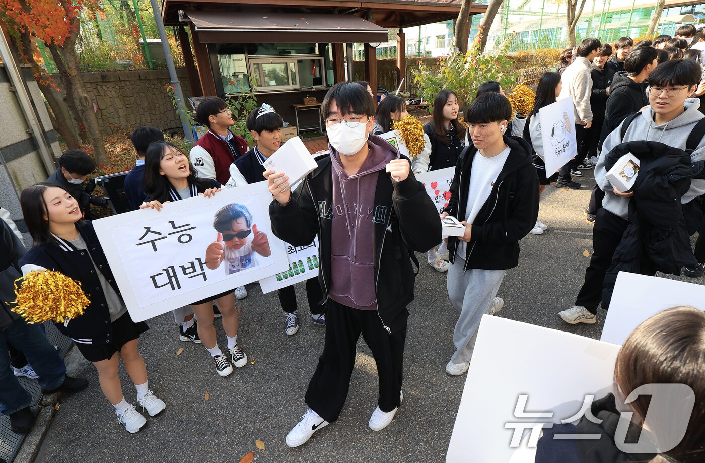 본문 이미지 - 2026학년도 대학수학능력시험을 하루 앞둔 12일 서울 은평구 은평고등학교에서 열린 2026학년도 대학수학능력시험 수험표 배부 및 장행식에서 고3 수험생들이 후배들의 응원을 받으며 하교하고 있다. 2025.11.12/뉴스1 ⓒ News1 이호윤 기자