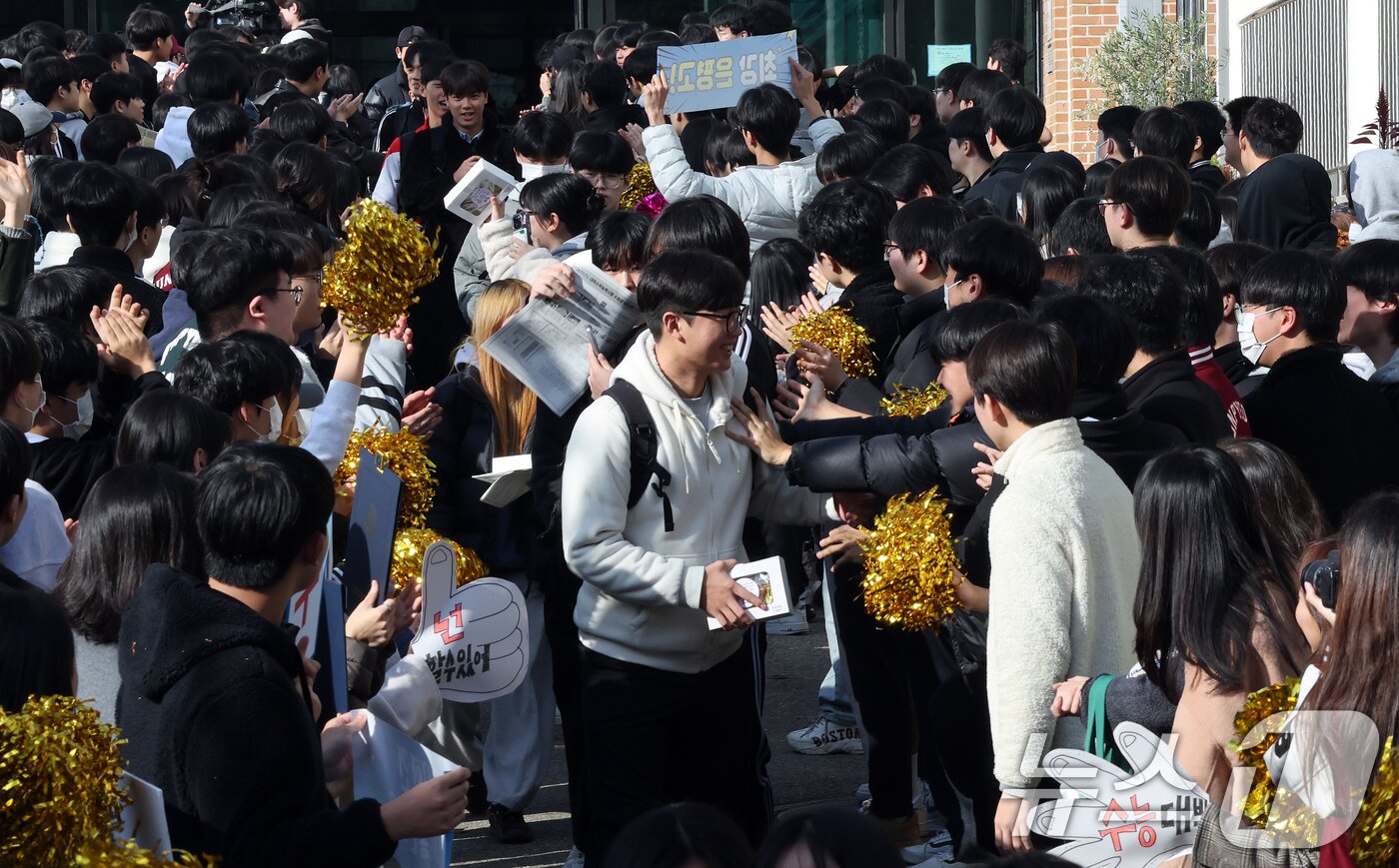 본문 이미지 - 2026학년도 대학수학능력시험을 하루 앞둔 12일 서울 은평구 은평고등학교에서 열린 2026학년도 대학수학능력시험 수험표 배부 및 장행식에서 고3 수험생들이 후배들의 응원을 받으며 하교하고 있다. 2025.11.12/뉴스1 ⓒ News1 이호윤 기자