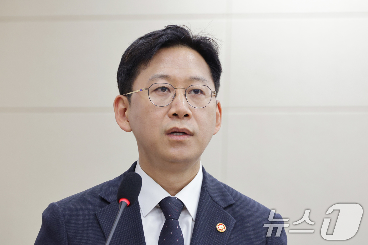 (서울=뉴스1) 신웅수 기자 = 배경훈 과학기술부총리 겸 과학기술정보통신부 장관이 12일 서울 여의도 국회에서 열린 과학기술정보방송통신위원회 전체회의에서 예산안 통과에 대한 감사 …