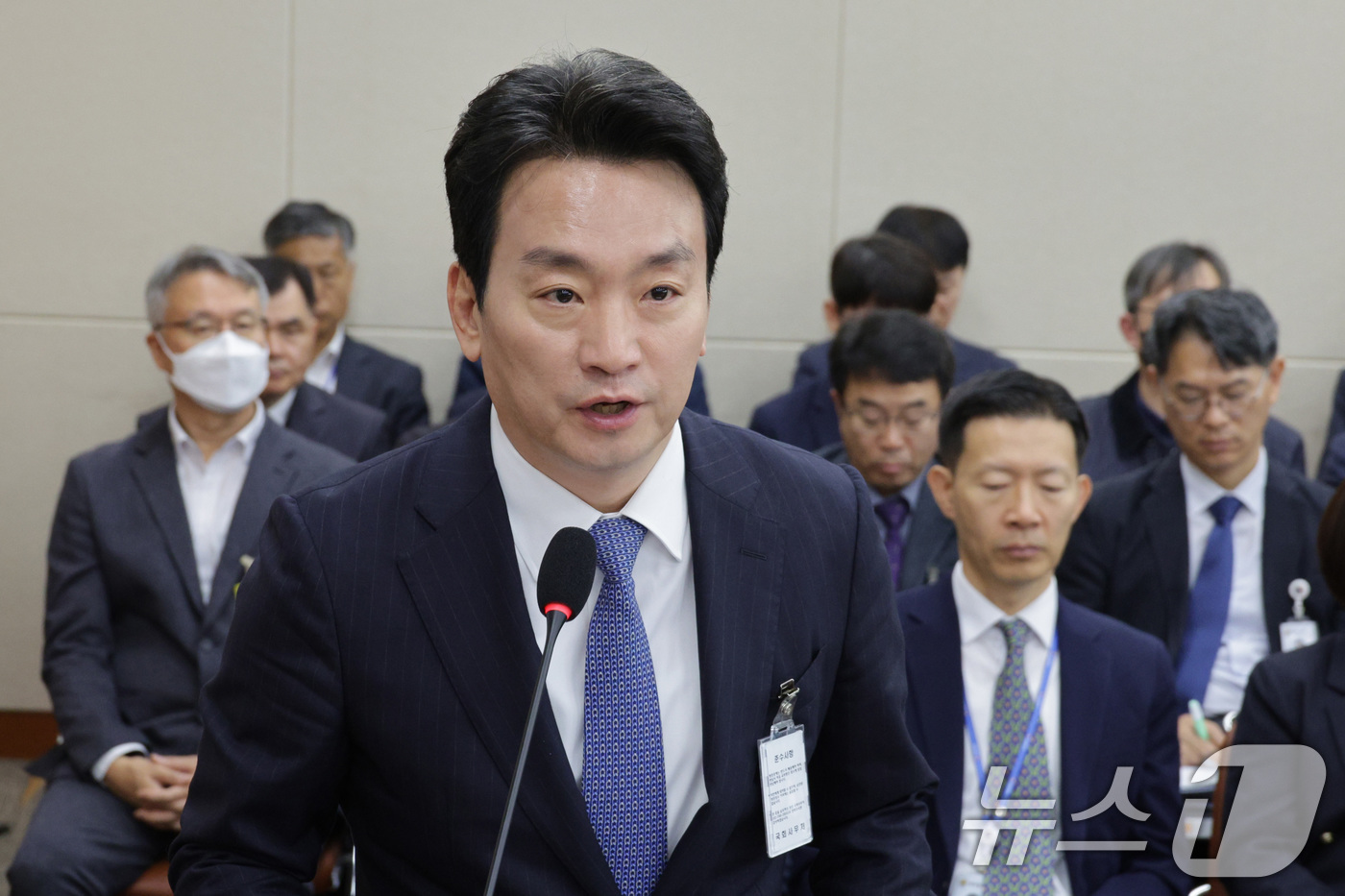 (서울=뉴스1) 신웅수 기자 = 박장범 KBS 사장이 12일 서울 여의도 국회에서 열린 과학기술정보방송통신위원회 전체회의에서 예산안 통과에 대한 감사 인사를 하고 있다. 2025. …