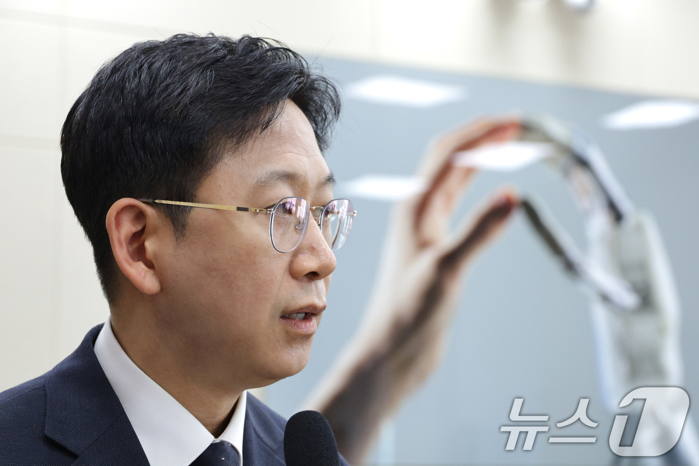 (서울=뉴스1) 신웅수 기자 = 배경훈 과학기술부총리 겸 과학기술정보통신부 장관이 12일 서울 여의도 국회에서 열린 과학기술정보방송통신위원회 전체회의에서 예산안 통과에 대한 감사 …