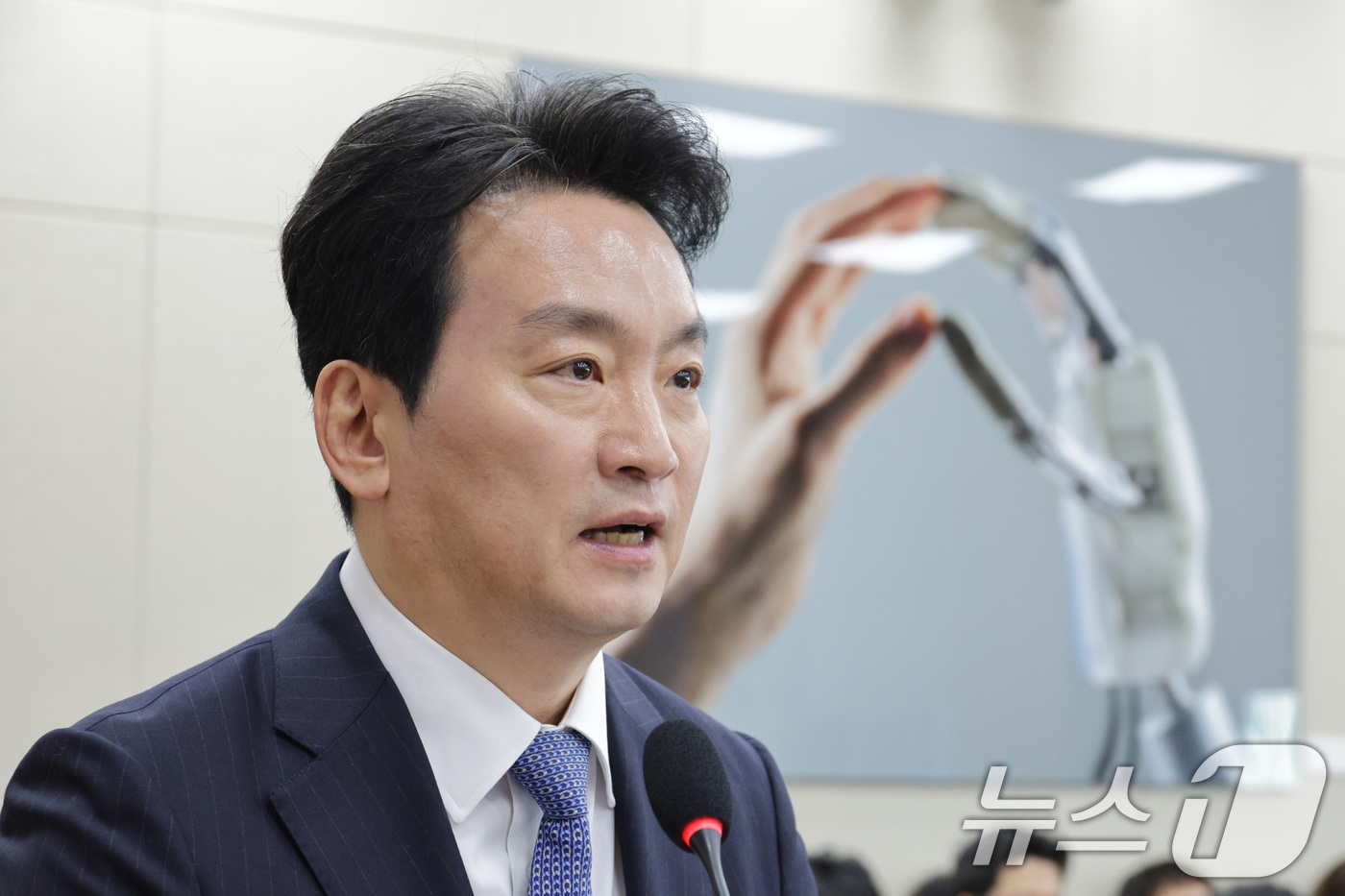 (서울=뉴스1) 신웅수 기자 = 박장범 KBS 사장이 12일 서울 여의도 국회에서 열린 과학기술정보방송통신위원회 전체회의에서 예산안 통과에 대한 감사 인사를 하고 있다. 2025. …