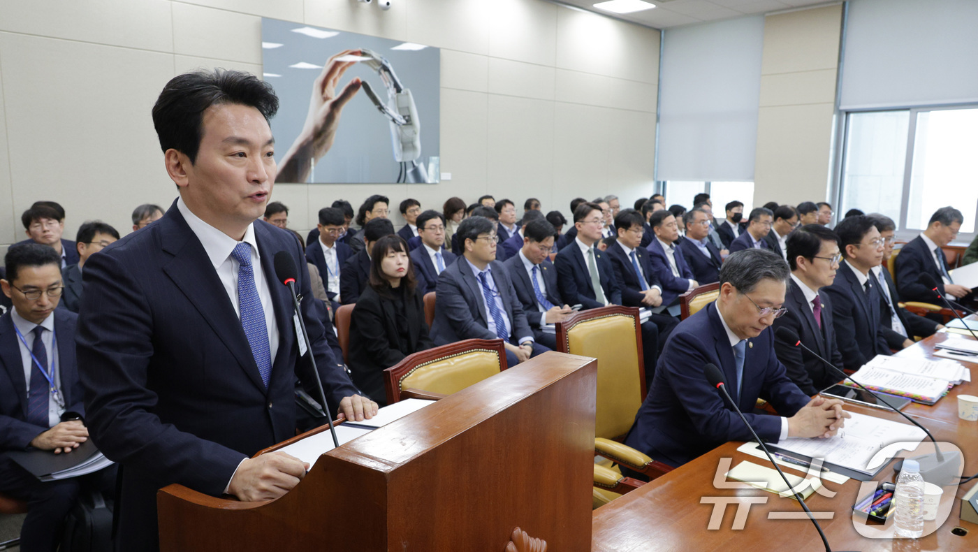 (서울=뉴스1) 신웅수 기자 = 박장범 KBS 사장이 12일 서울 여의도 국회에서 열린 과학기술정보방송통신위원회 전체회의에서 예산안 통과에 대한 감사 인사를 하고 있다. 2025. …