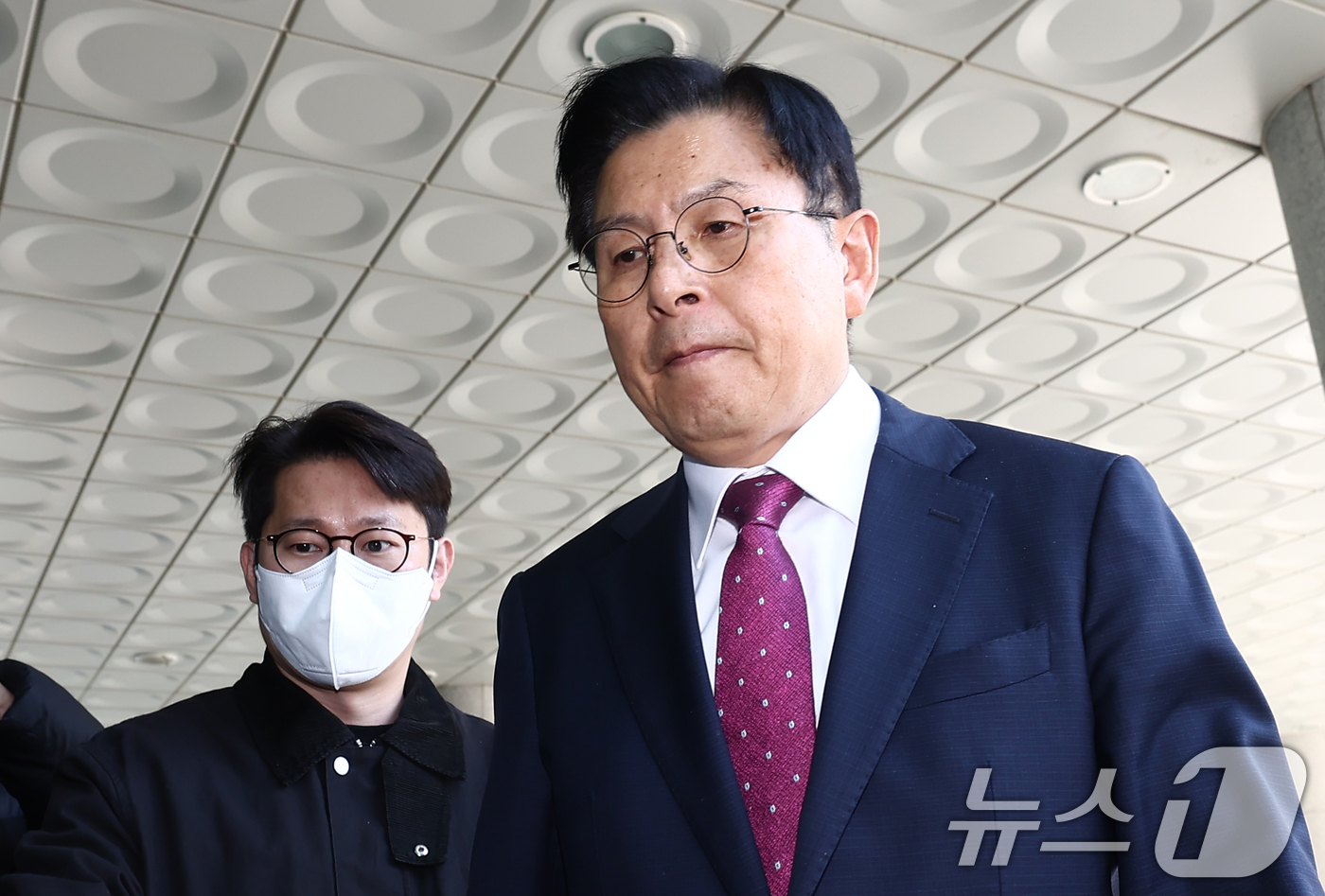 (서울=뉴스1) 김민지 기자 = 내란 선전·선동 혐의 관련 내란특검팀에 의해 체포된 황교안 전 국무총리가 12일 오전 서울 서초구 내란 특검 사무실이 마련된 서울고등검찰청으로 들어 …