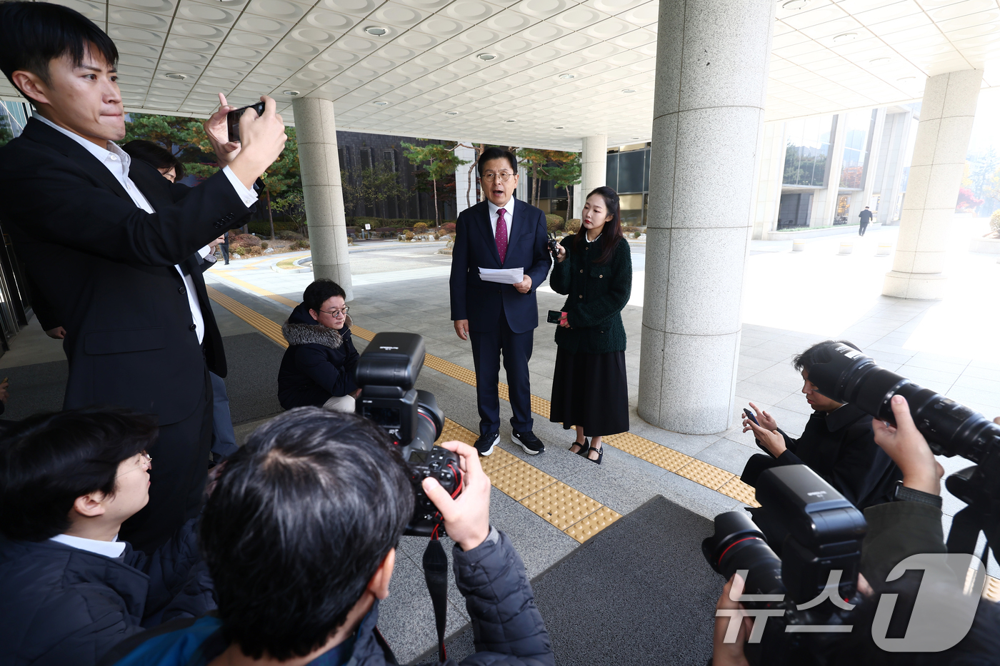 (서울=뉴스1) 김민지 기자 = 내란 선전·선동 혐의 관련 내란특검팀에 의해 체포된 황교안 전 국무총리가 12일 오전 서울 서초구 내란 특검 사무실이 마련된 서울고등검찰청에 도착해 …