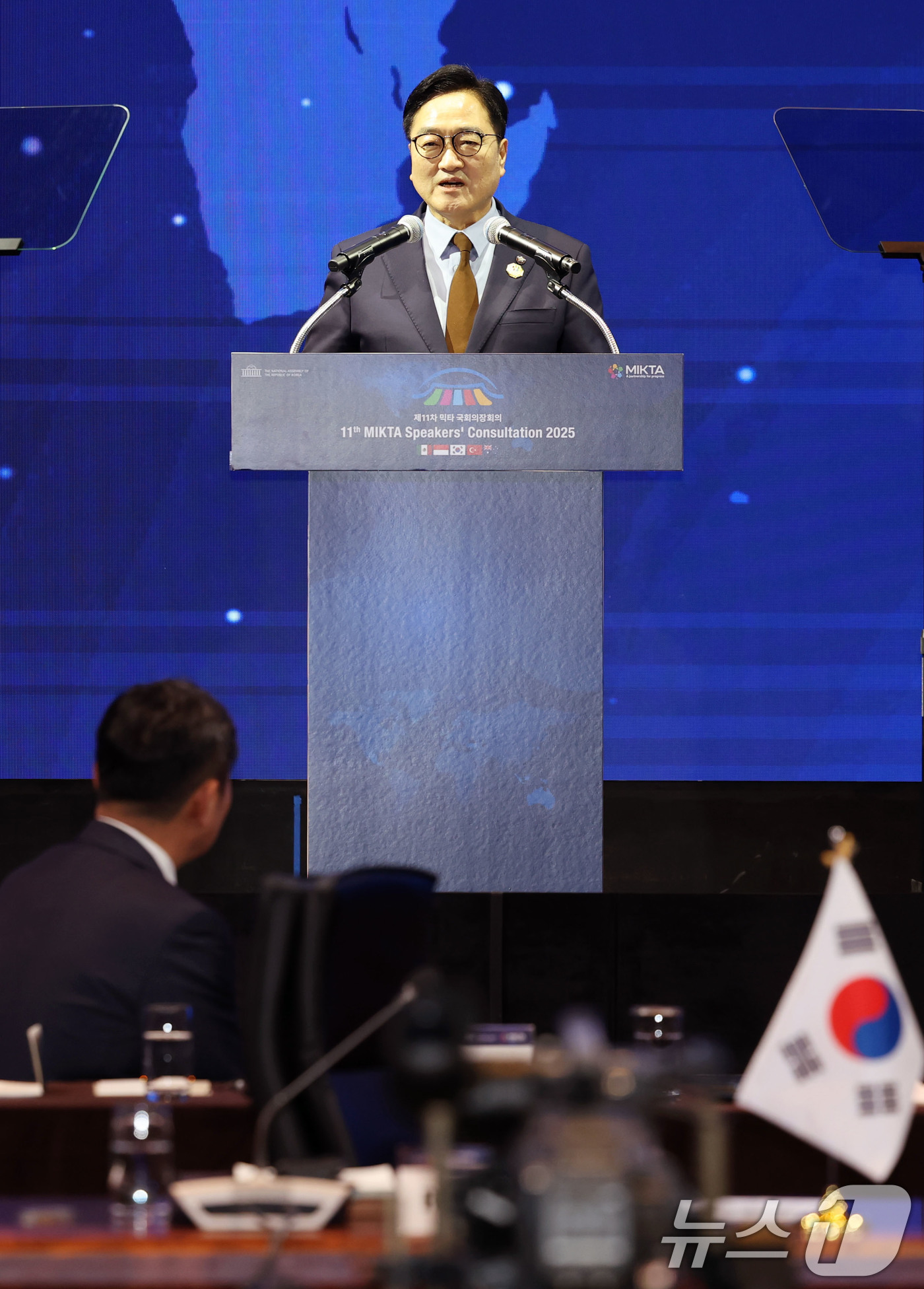 (서울=뉴스1) 이광호 기자 = 우원식 국회의장이 12일 오전 서울 광진구 그랜드워커힐호텔에서 열린 제11차 믹타 국회의장회의 개회식에서 개회사를 하고 있다.  2025.11.12 …