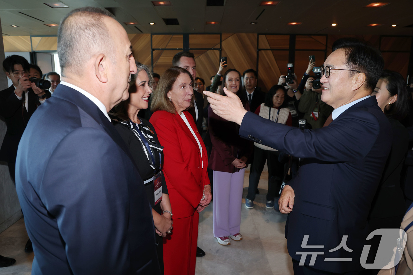 (서울=뉴스1) 이광호 기자 = 우원식 국회의장이 12일 오전 서울 광진구 그랜드워커힐호텔에서 열린 제11차 믹타 국회의장회의 개회식에 앞서 참석자들과 환담하고  있다.  2025 …