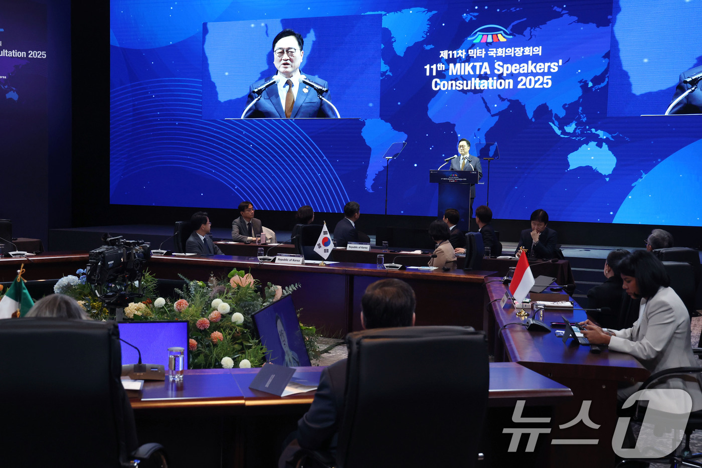 (서울=뉴스1) 이광호 기자 = 우원식 국회의장이 12일 오전 서울 광진구 그랜드워커힐호텔에서 열린 제11차 믹타 국회의장회의 개회식에서 개회사를 하고 있다.  2025.11.12 …