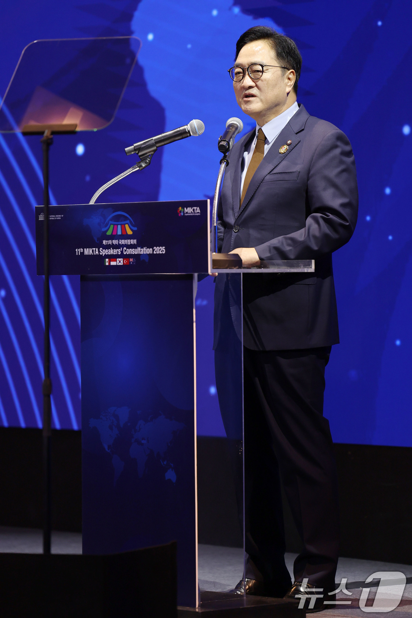 (서울=뉴스1) 이광호 기자 = 우원식 국회의장이 12일 오전 서울 광진구 그랜드워커힐호텔에서 열린 제11차 믹타 국회의장회의 개회식에서 개회사를 하고 있다.  2025.11.12 …