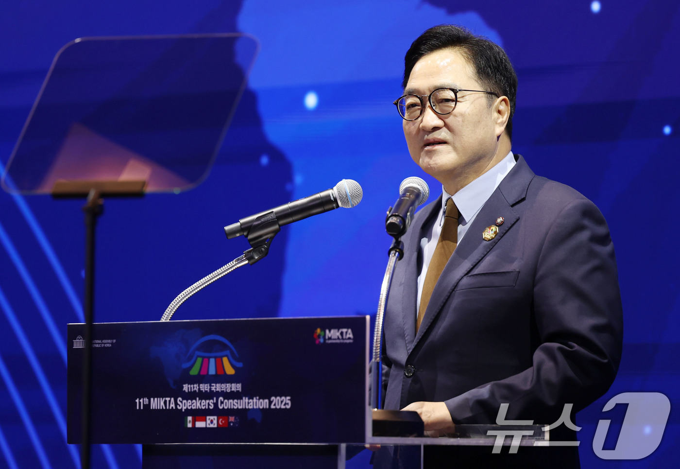 (서울=뉴스1) 이광호 기자 = 우원식 국회의장이 12일 오전 서울 광진구 그랜드워커힐호텔에서 열린 제11차 믹타 국회의장회의 개회식에서 개회사를 하고 있다.  2025.11.12 …