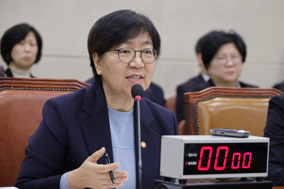 의원 질의 답변하는 정은경 장관