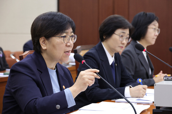 예산 관련 답변하는 정은경 장관