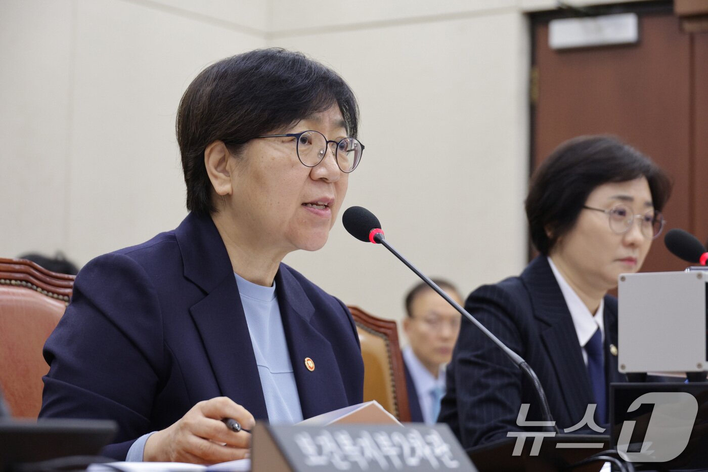 본문 이미지 - 정은경 보건복지부 장관이 12일 서울 여의도 국회에서 열린 보건복지위원회 전체회의에서 의원 질의에 답변하고 있다. 2025.11.12/뉴스1 ⓒ News1 신웅수 기자