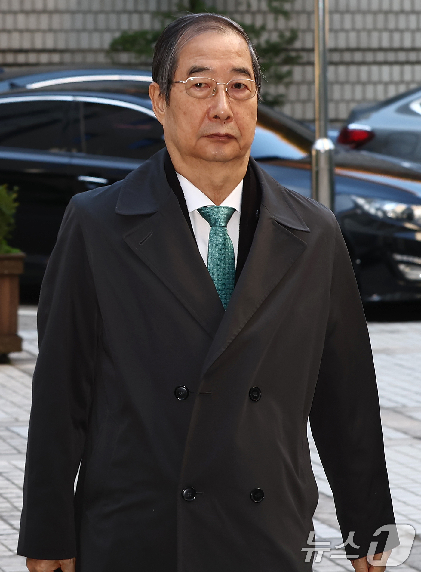 (서울=뉴스1) 김민지 기자 = 윤석열 전 대통령의 12·3 비상계엄을 적극적으로 말리지 않은 혐의로 재판에 넘겨진 한덕수 전 국무총리가 12일 오전 서울 서초구 서울중앙지방법원에 …