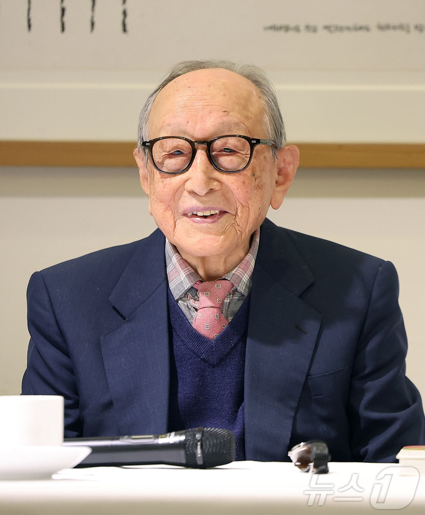 (서울=뉴스1) 김진환 기자 = 김형석 연세대학교 명예교수가 12일 오전 서울 중구 달개비에서 열린 '백 년의 유산' 출간 기자간담회에서 미소를 짓고 있다.'백 년의 유산'은 지난 …